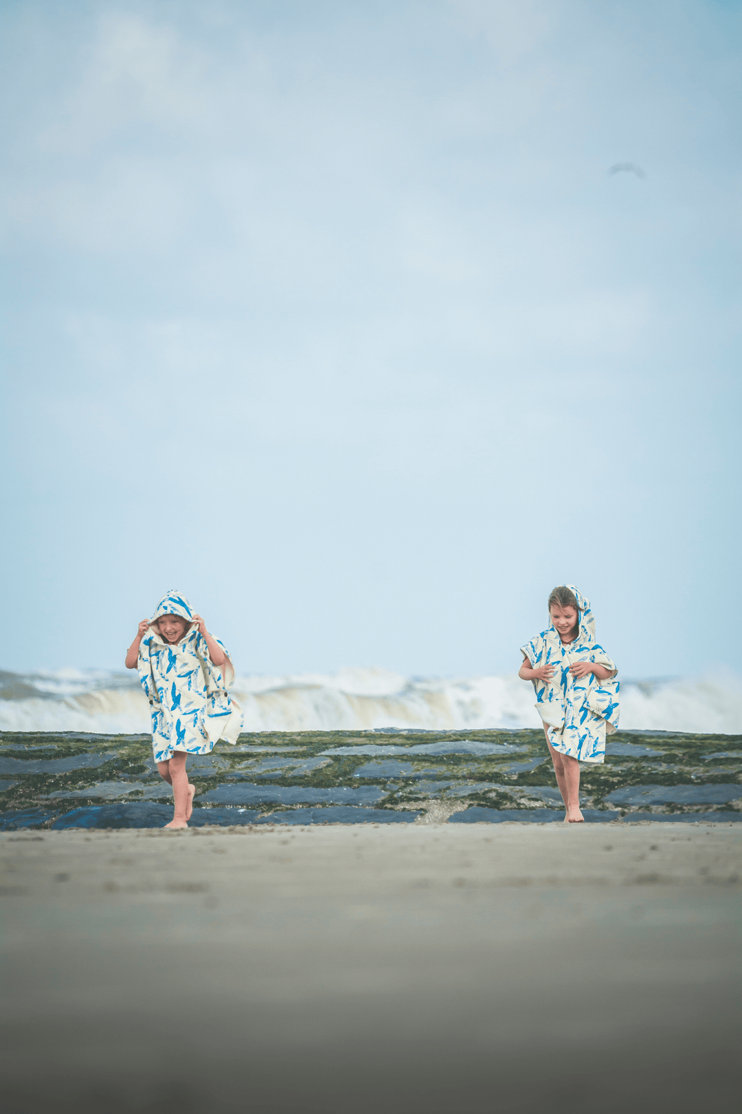 The kids surf poncho is an essential for those little kiddo’s who love running around the beach. No more struggle to get them changed, no more worries about them getting cold. With our feather design they will be the star of the beach.