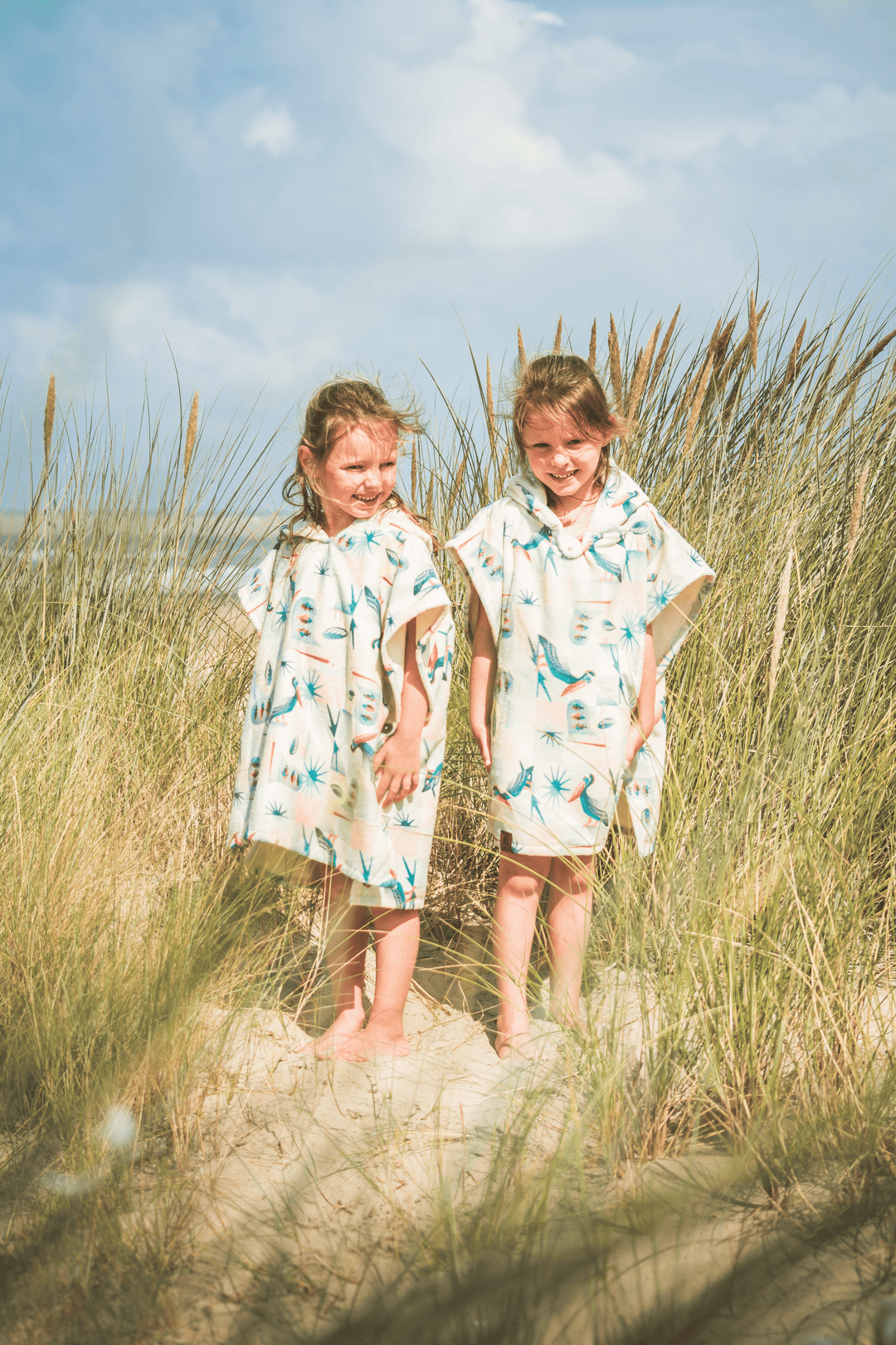 No more going home cold after a long day of playing at the beach. Keep your favorite kiddo’s warm with our surf poncho for kids. The sundown-colored seabirds will give them that beach feeling everywhere they go.