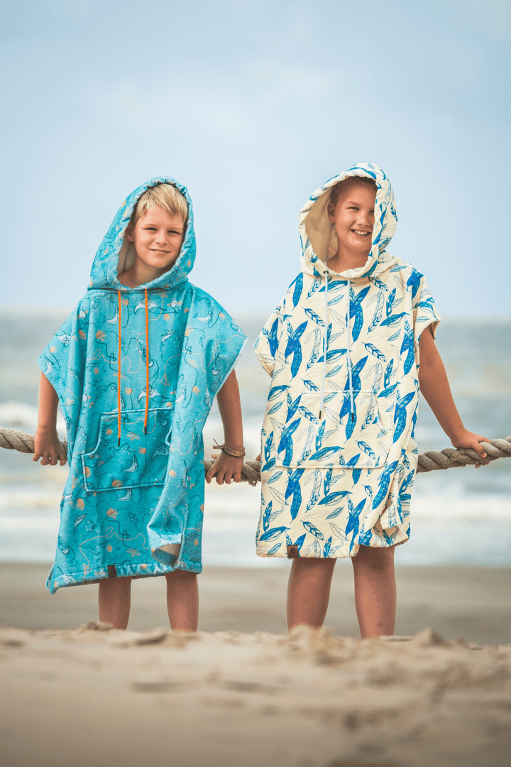 Our teen size has the same design as the adult, just a bit smaller. A changing towel is a must-have for your teenager to get warm after a day on the beach. Our oversized surf poncho allows them to change clothes in private and gets them dry in an instant. This timeless feather design is the finishing touch for their beach-look.