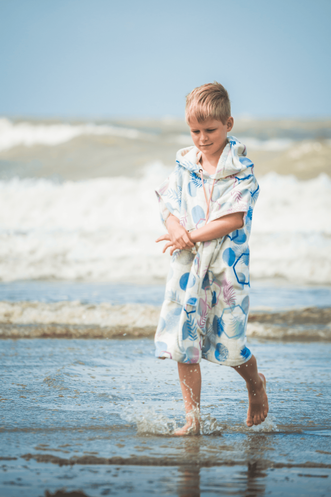 Our teen size has the same design as the adult, just a bit smaller. A changing towel is a must-have for teenagers to get warm and hang around after a day on the beach. Our spacious surf poncho allows them to change clothes in private. The various shapes and colors from our NEON design will illuminate their beach look.