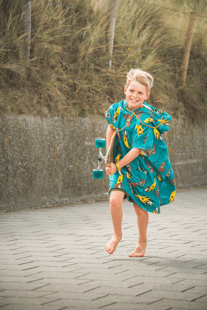 No more shivering from the cold, our versatile changing poncho will keep your teenager warm and cozy regardless of what weather it is. Our playful octopus design fits perfectly with their youthfulness.