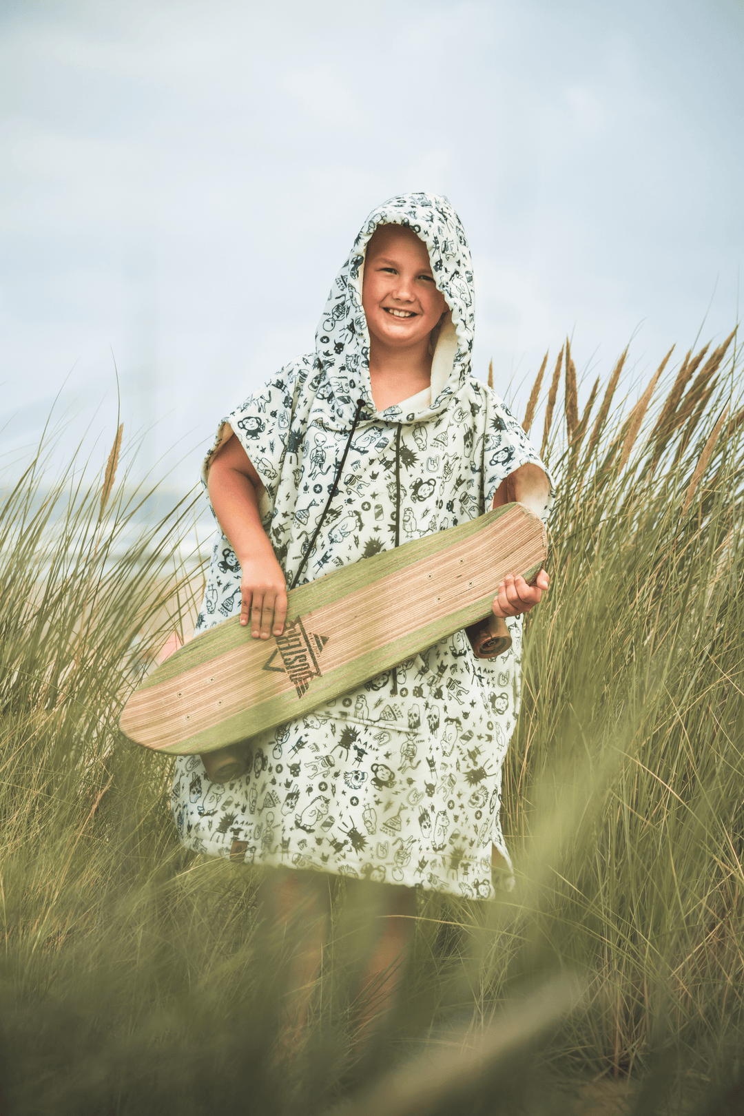 Our changing towel is essential to get warm after a workout/on the beach. Our spacious poncho allows your teenager to change clothes in private whilst giving them that popular rebel look with our PUNK design. A soft two-toned poncho loaded with some neat sketches.
