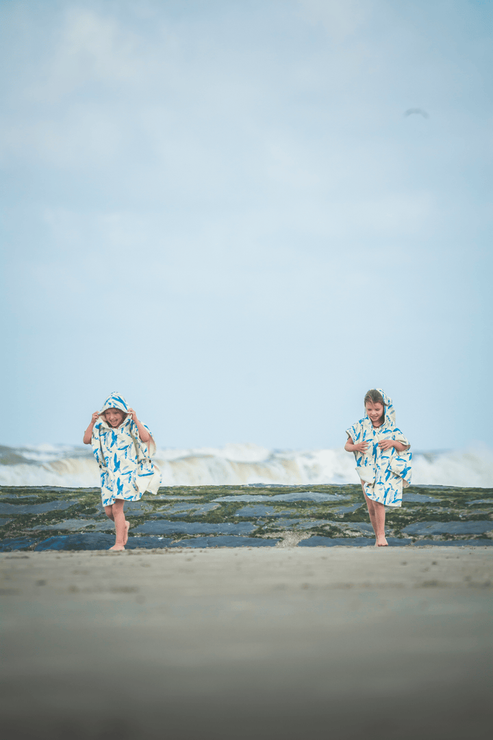 The kids surf poncho is an essential for those little kiddo’s who love running around the beach. No more struggle to get them changed, no more worries about them getting cold. With our feather design they will be the star of the beach.